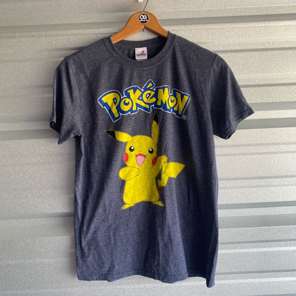 Pokémon Pikachu shirt sz medium like new
